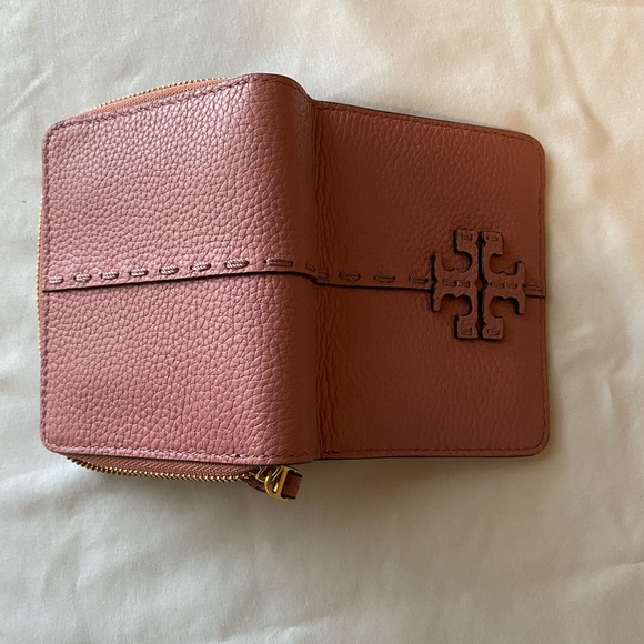 Tory Burch McGraw Camera bag with matching McGraw Bi-fold Wallet - Picture 12 of 13